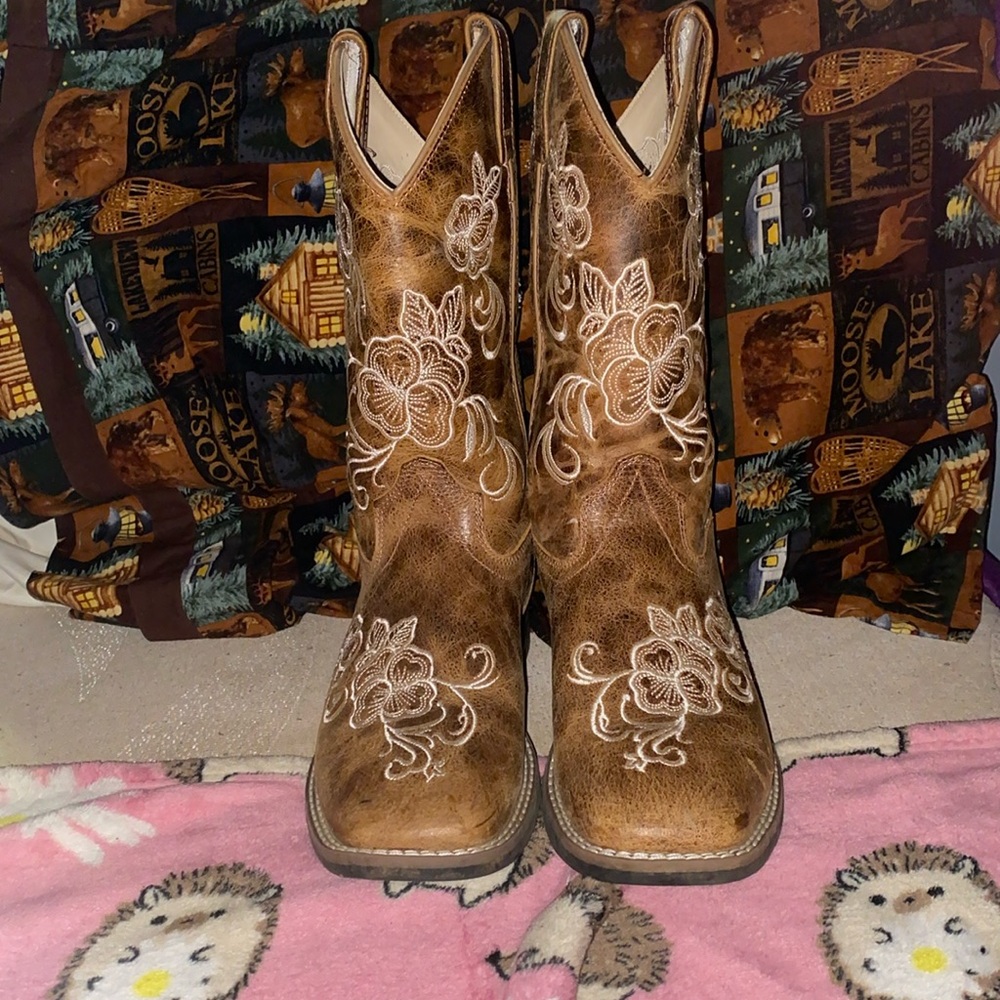 Shyanne floral embroidered boots